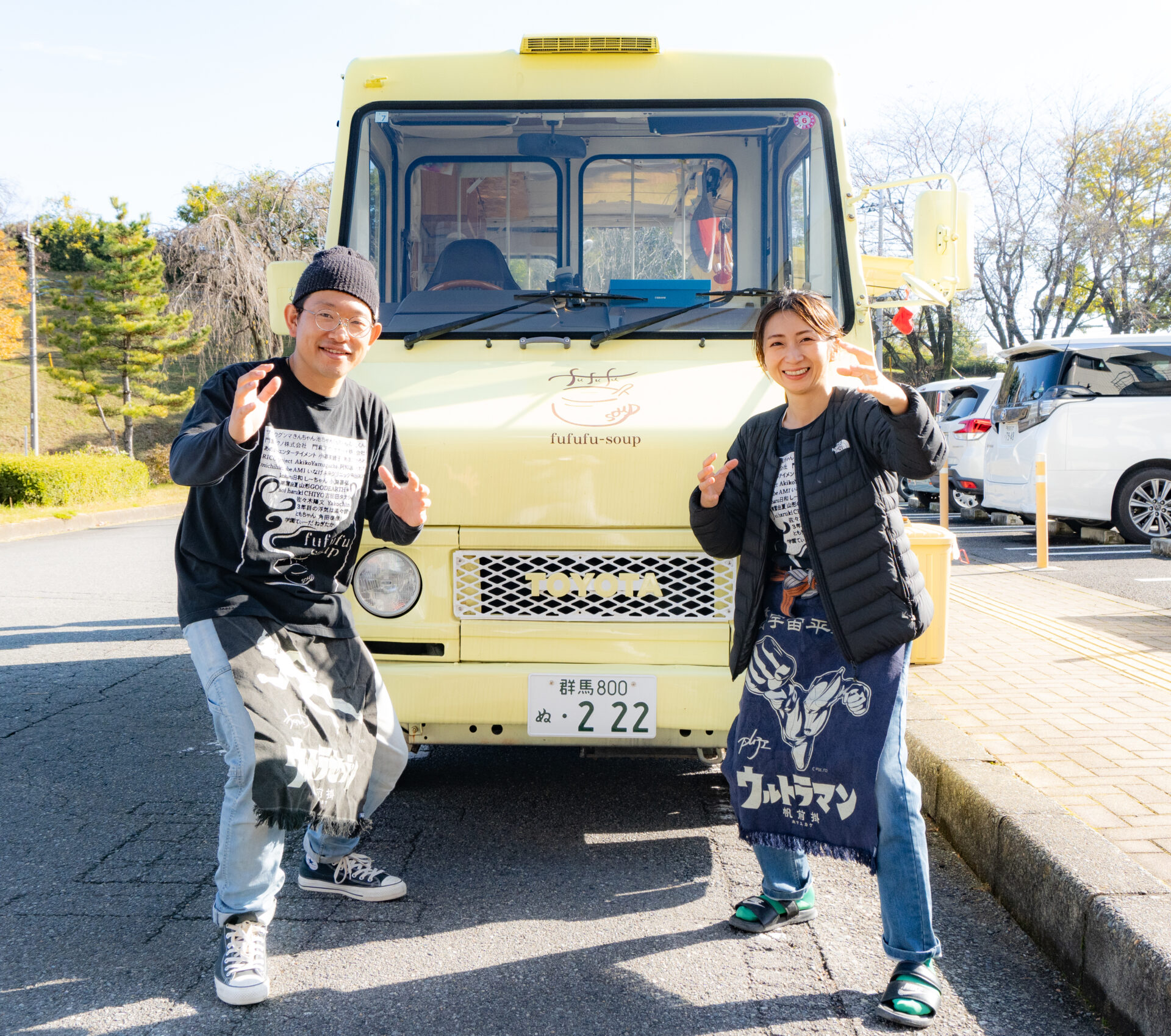 キッチンカーの前で